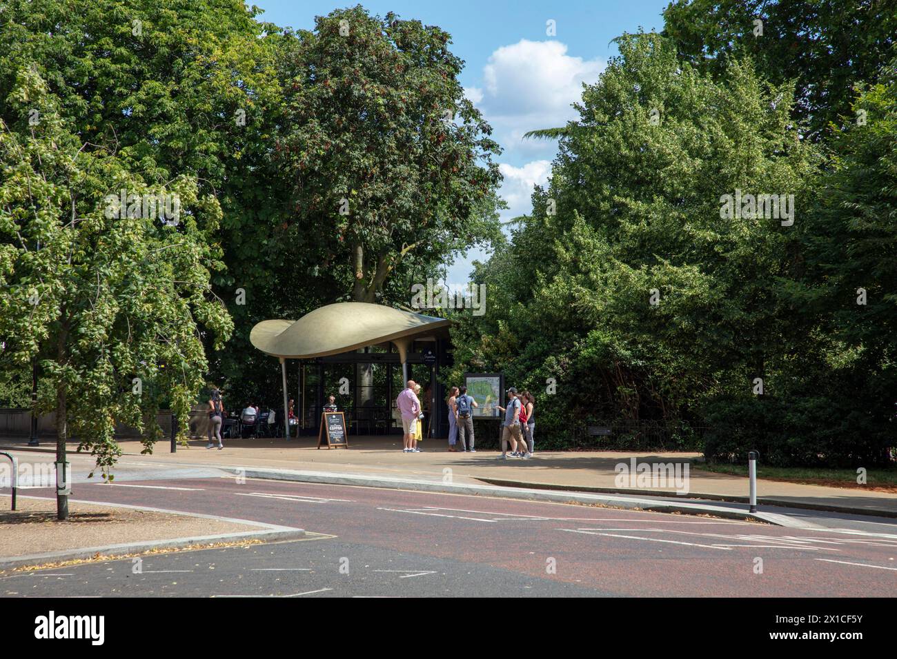 Vista a distanza dall'altra parte della strada del chiosco del caffè in estate. The Serpentine Coffee House, Londra, Regno Unito. Architetto: Mizzie Studio, Foto Stock