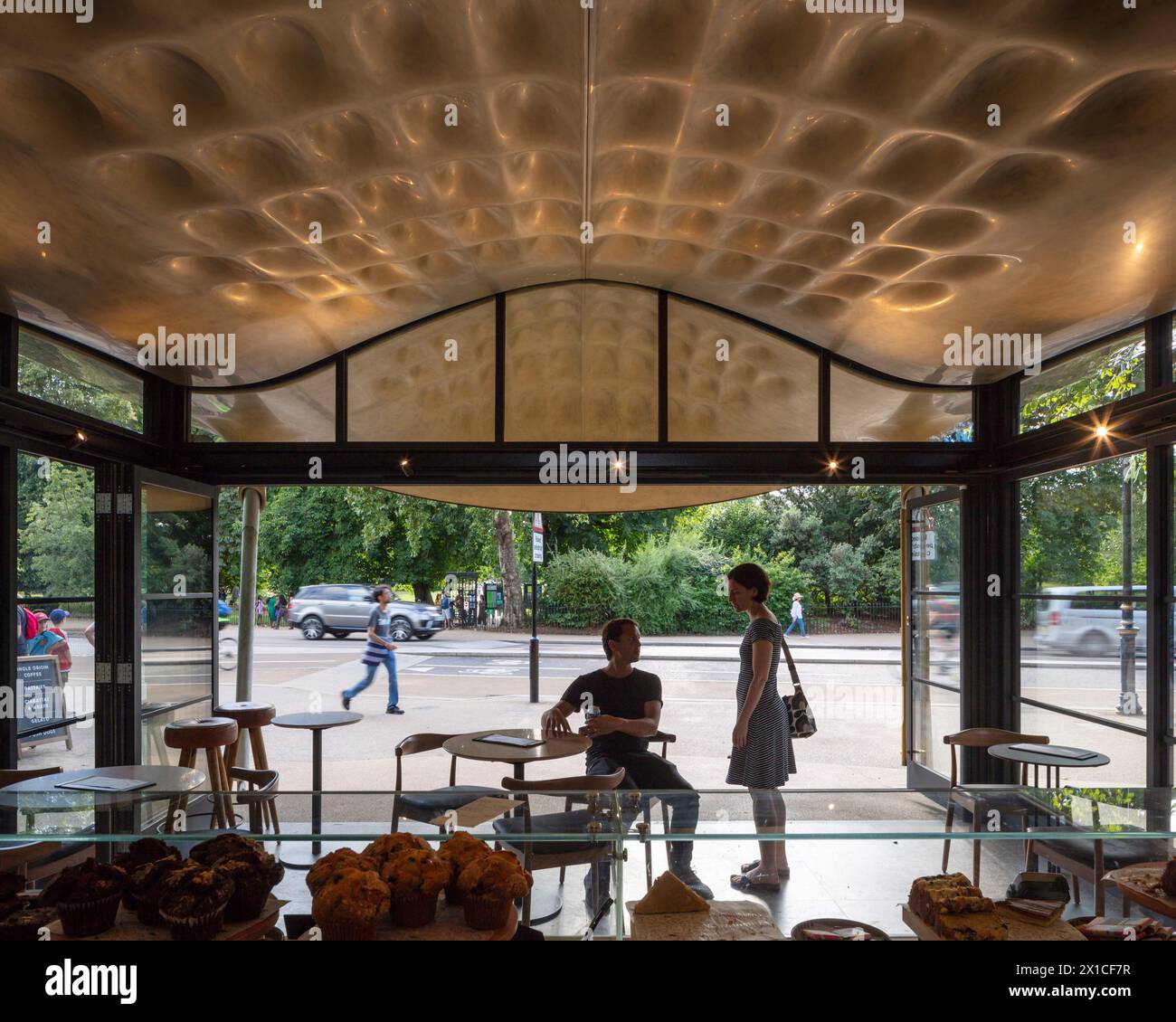 Vista interna da dietro il bancone che mostra il tetto dorato. The Serpentine Coffee House, Londra, Regno Unito. Architetto: Mizzie Studio, 2019. Foto Stock
