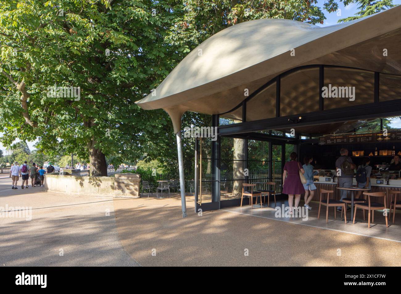 Chiosco del caffè in estate. The Serpentine Coffee House, Londra, Regno Unito. Architetto: Mizzie Studio, 2019. Foto Stock