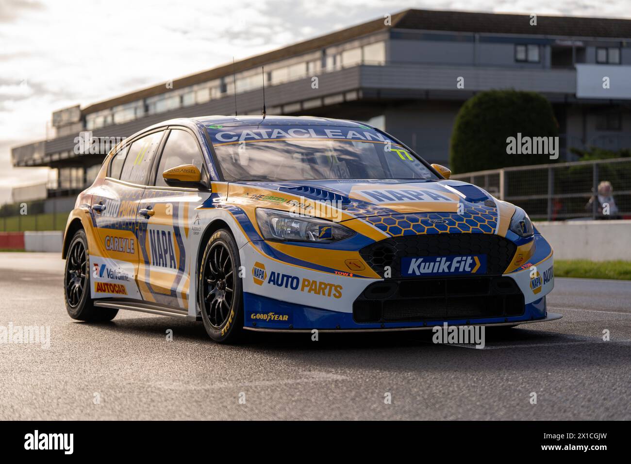 Sam Osborne - 77 - BTCC Media Day lancio a Donington Park, Derby, Inghilterra il 16 aprile 2024. Foto di Chris Williams. Solo per uso editoriale, licenza richiesta per uso commerciale. Non utilizzare in scommesse, giochi o pubblicazioni di singoli club/campionato/giocatori. Crediti: UK Sports Pics Ltd/Alamy Live News Foto Stock