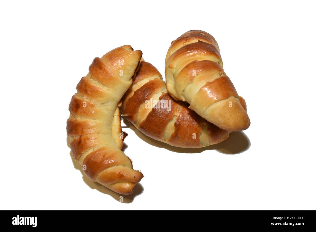 Ci sono dolci orientali sul tavolo. Due bagel con ripieno di mele e mezzo bagel. Foto Stock Ci sono dolci orientali sul tavolo. Due bagel con ripieno di mele e mezzo bagel. Foto Stock