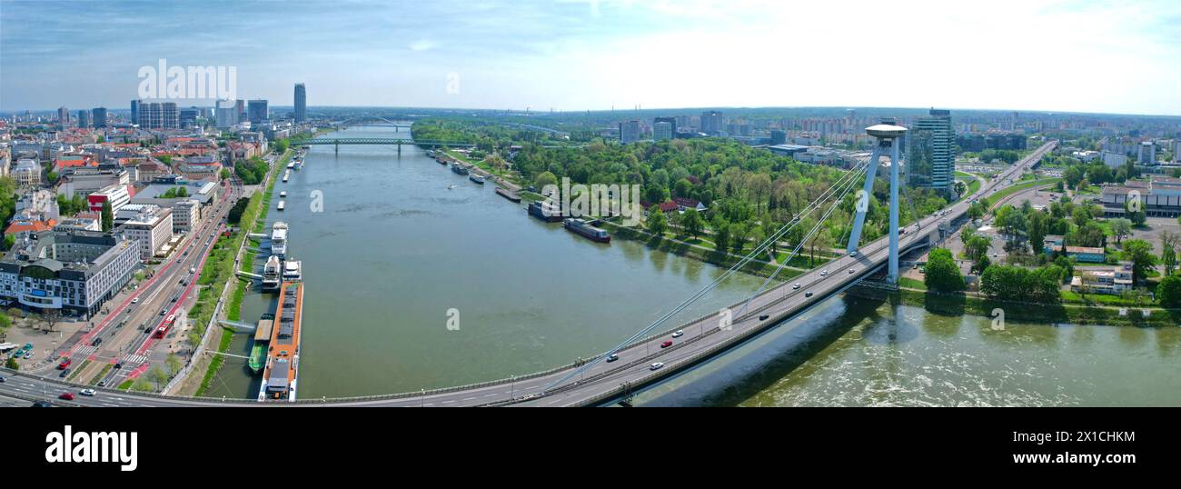 Bratislava bridge „MOST Slovenskeho narodneho povstania“ Slovacchia con il bel tempo, vista aerea in Europa Foto Stock