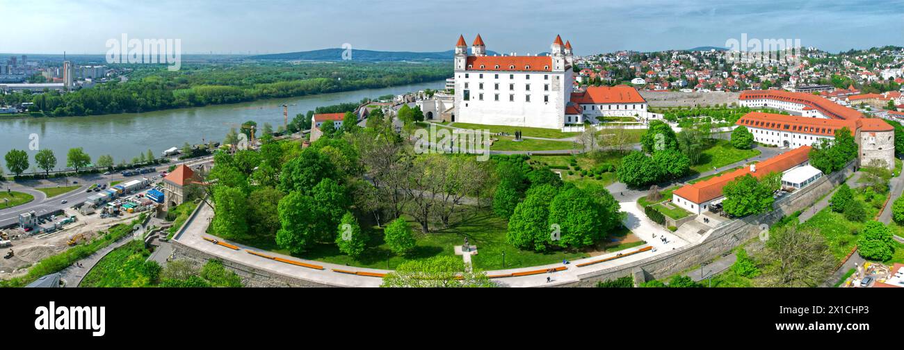 Castello di Bratislava Slovacchia con il bel tempo, vista aerea in Europa Foto Stock