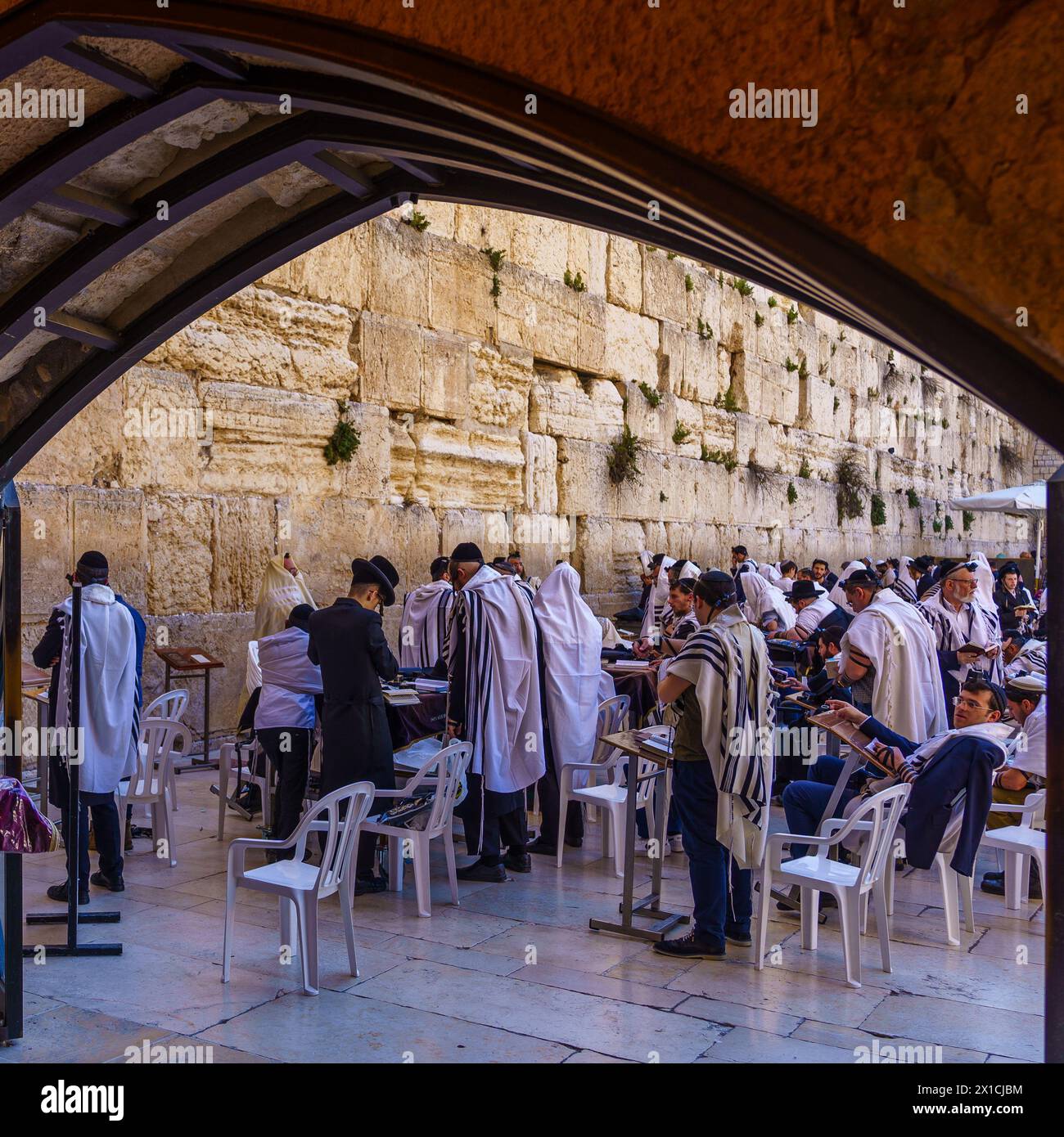 Gerusalemme, Israele - 12 aprile 2024: Scena di uomini ebrei che pregano di fronte al muro Occidentale, nella città vecchia di Gerusalemme, Israele Foto Stock