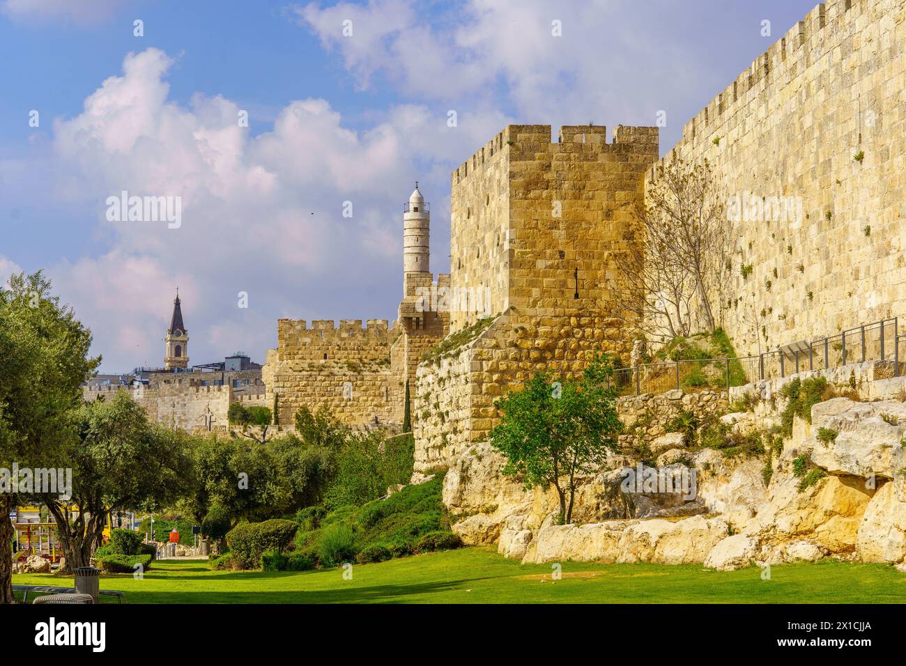 Gerusalemme, Israele - 12 aprile 2024: Veduta del parco delle mura e delle mura della città vecchia, con gente del posto e visitatori, a Gerusalemme, Israele Foto Stock
