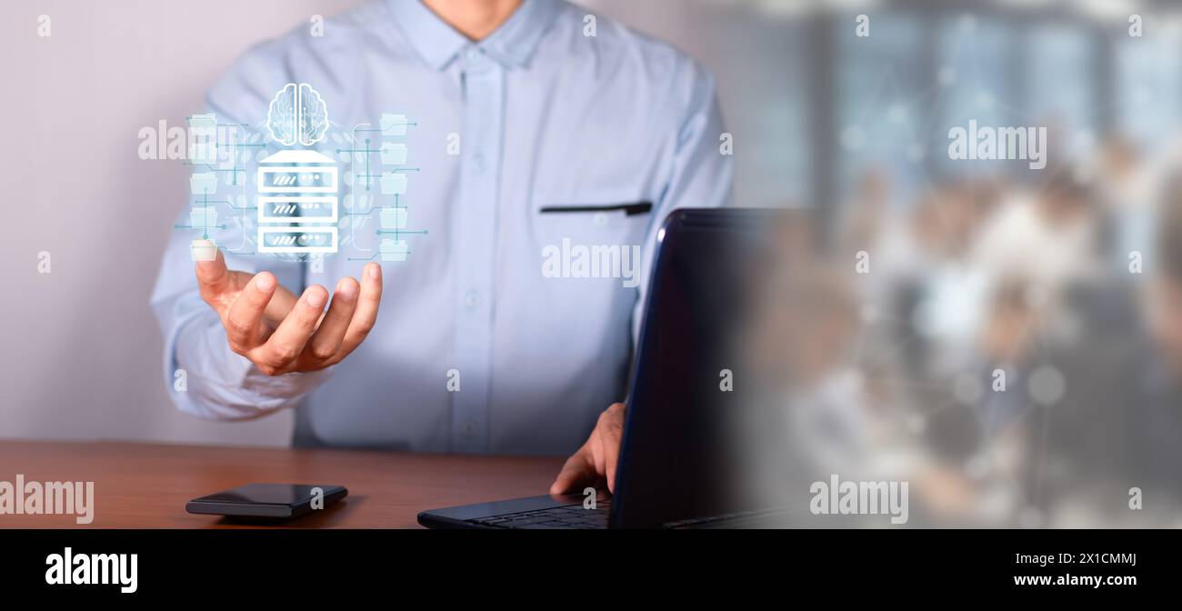 informazioni concettuali nel cloud. dirigente in ufficio di fronte al laptop che tiene l'ologramma del server circondato da cartelle di file. Foto Stock