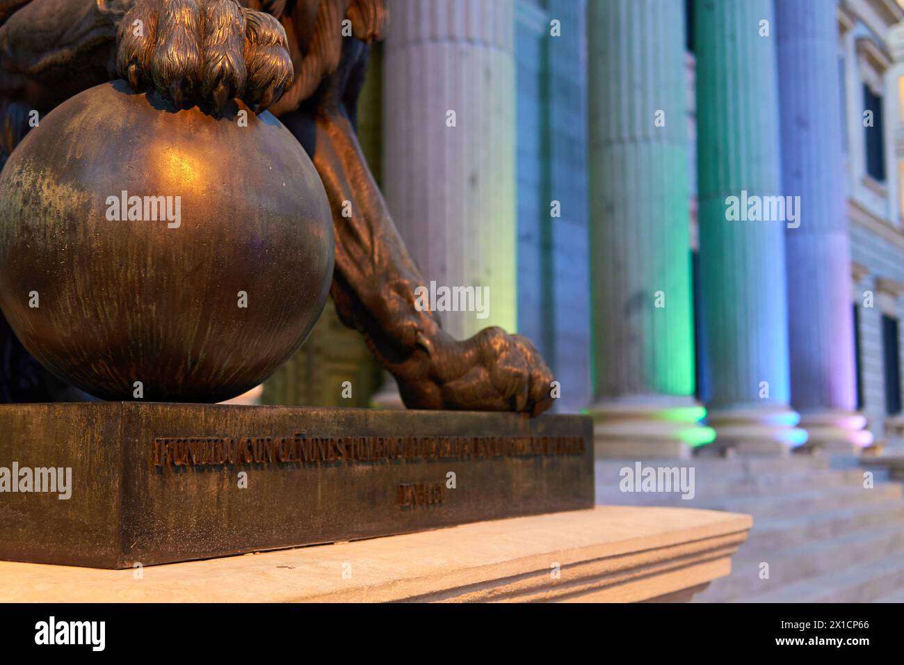 Congresso del parlamento spagnolo a Madrid illuminato di notte con i colori dell'arcobaleno gay Pride per celebrare l'orgoglio lgbtiq Foto Stock