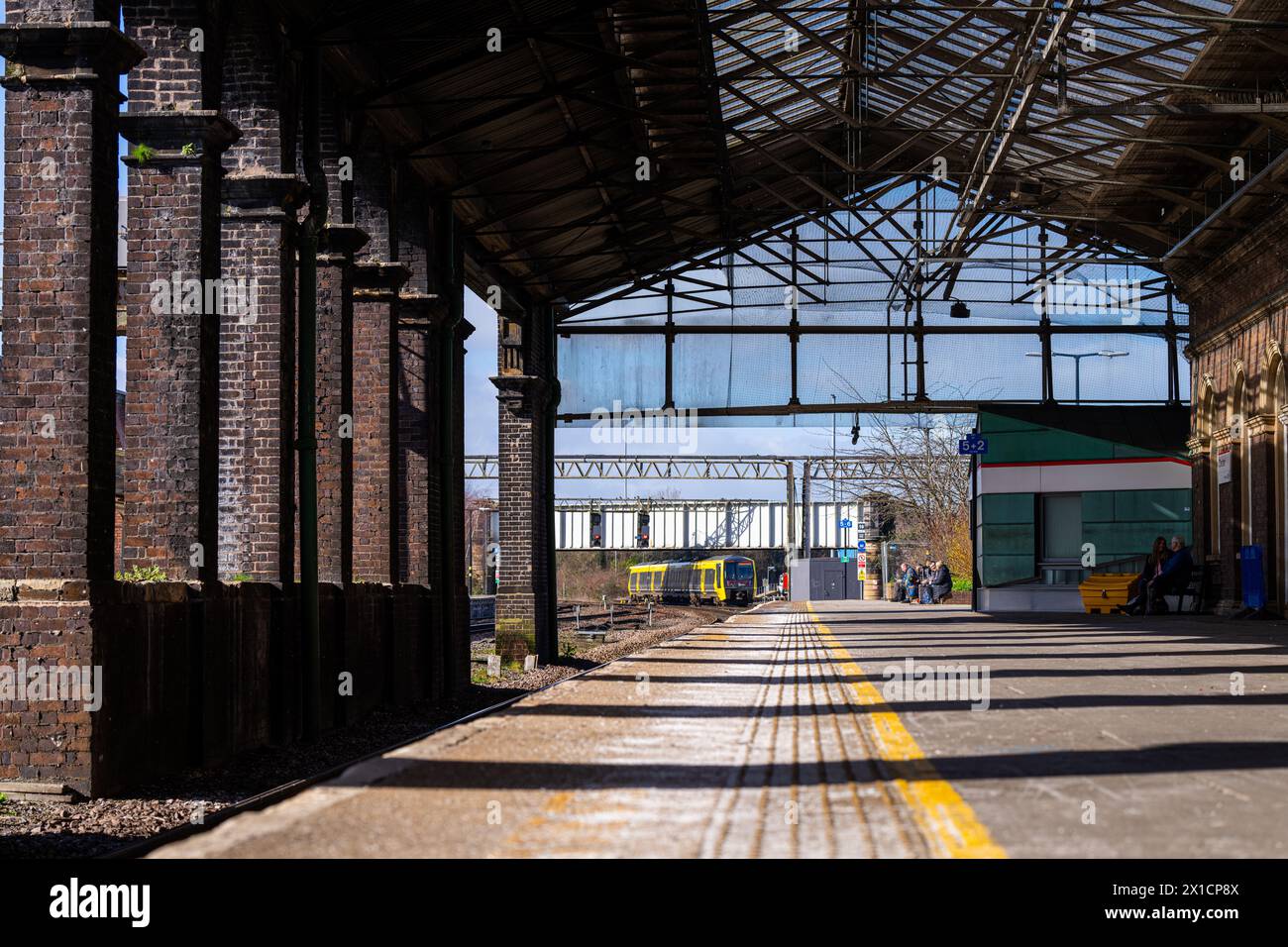 Treno Merseyrail che arriva al binario della stazione di Chester Foto Stock