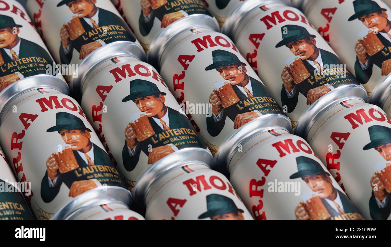 LONDRA - 16 APRILE 2024: Birra Moretti lattine, birra lager italiana birra Foto Stock