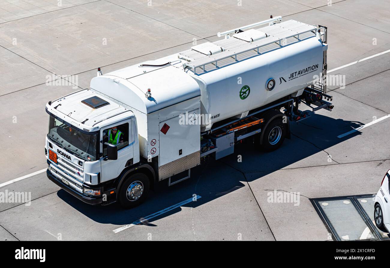 Ein Tankfahrzeug von Jet Aviation ist auf dem Gelände des Flughafen Zürich unterwegs. (Zürich, Schweiz, 14.06.2023) Foto Stock