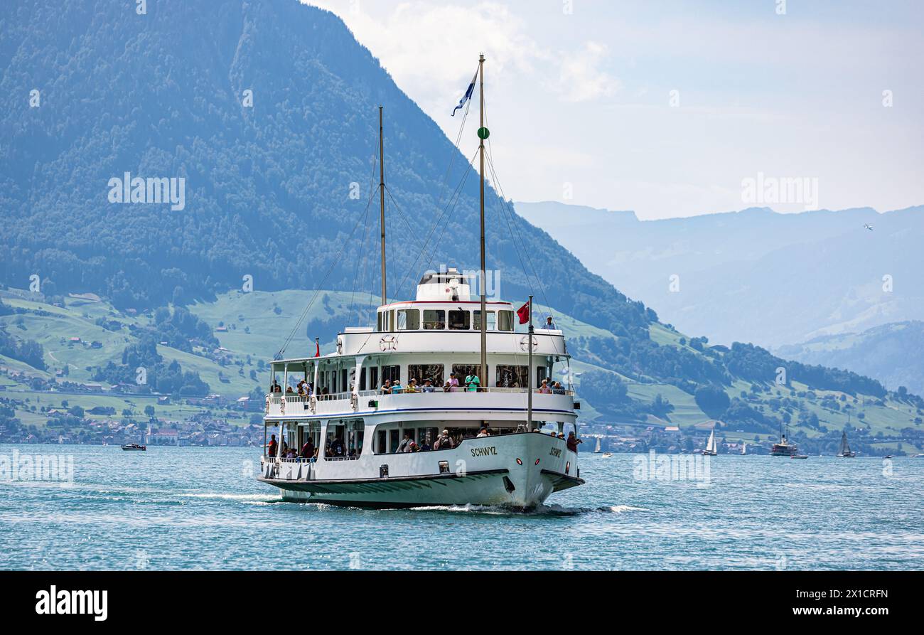 DAS Motorschiff Schwyz der Schifffahrtsgesellschaft des Vierwaldstättersee läuft die Anlegestelle Brunnen im Kanton Schwyz AN. (Brunnen SZ, Schweiz, 3 Foto Stock