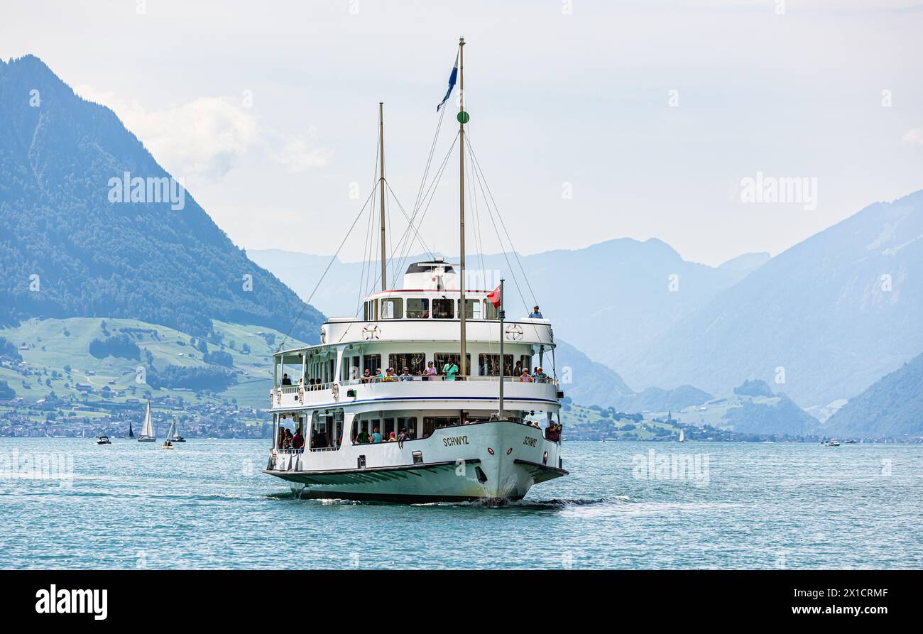 DAS Motorschiff Schwyz der Schifffahrtsgesellschaft des Vierwaldstättersee läuft die Anlegestelle Brunnen im Kanton Schwyz AN. (Brunnen SZ, Schweiz, 3 Foto Stock