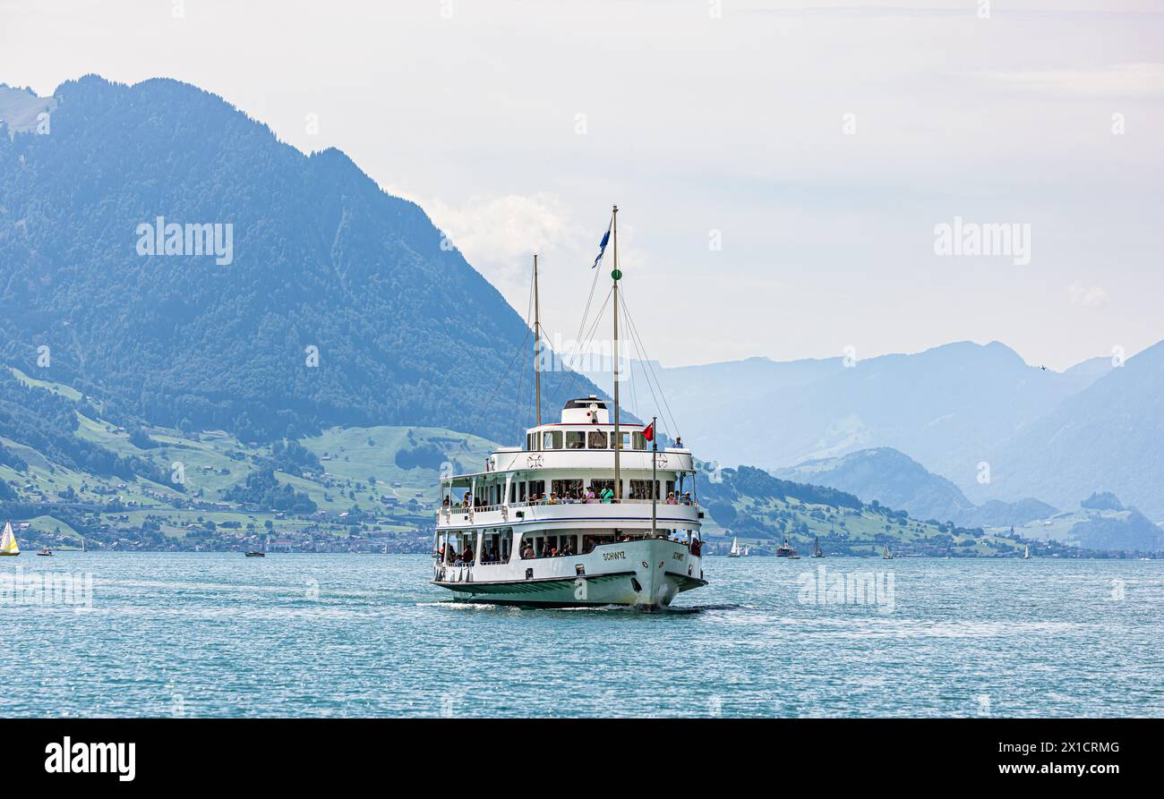 DAS Motorschiff Schwyz der Schifffahrtsgesellschaft des Vierwaldstättersee läuft die Anlegestelle Brunnen im Kanton Schwyz AN. (Brunnen SZ, Schweiz, 3 Foto Stock