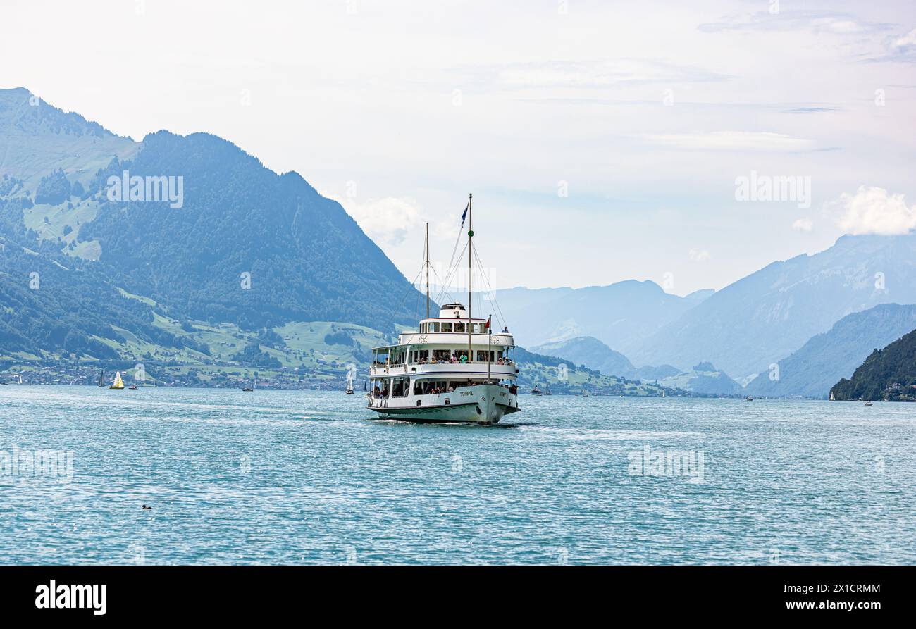 DAS Motorschiff Schwyz der Schifffahrtsgesellschaft des Vierwaldstättersee läuft die Anlegestelle Brunnen im Kanton Schwyz AN. (Brunnen SZ, Schweiz, 3 Foto Stock