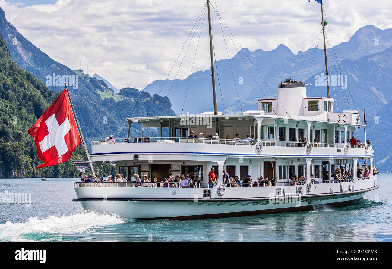DAS Motorschiff Schwyz von der Schifffahrtsgesellschaft des Vierwaldstättersees legt von der Anlegestelle Brunnen im Kanton Schwyz ab und fährt zur nä Foto Stock