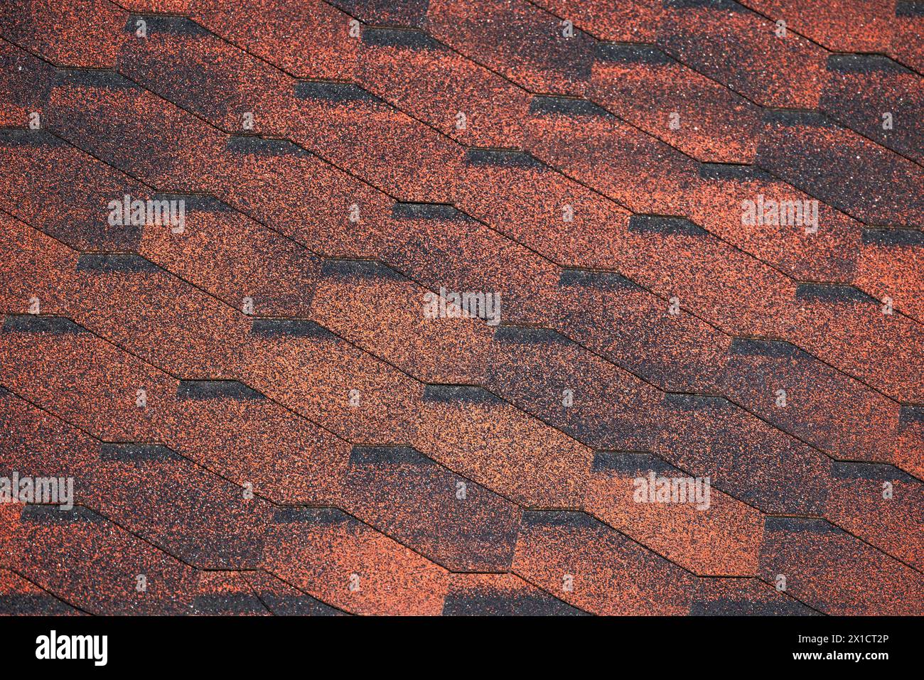 Tegole elastiche esagonali rosse, struttura del tetto moderna, texture fotografica di sfondo Foto Stock