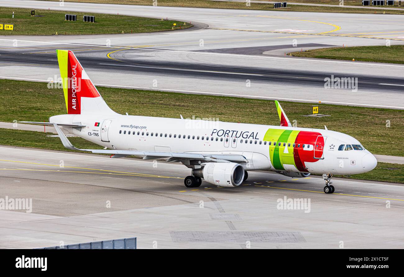 Un taxi DELL'Airbus A320-214 di TAP Air Portugal per la pista dell'aeroporto di Zurigo. Registrazione CS-TNS. (Zürich, Svizzera, 24.02.2024) Foto Stock