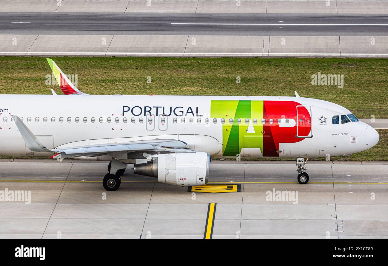 Un taxi DELL'Airbus A320-214 di TAP Air Portugal per la pista dell'aeroporto di Zurigo. Registrazione CS-TNS. (Zürich, Svizzera, 24.02.2024) Foto Stock