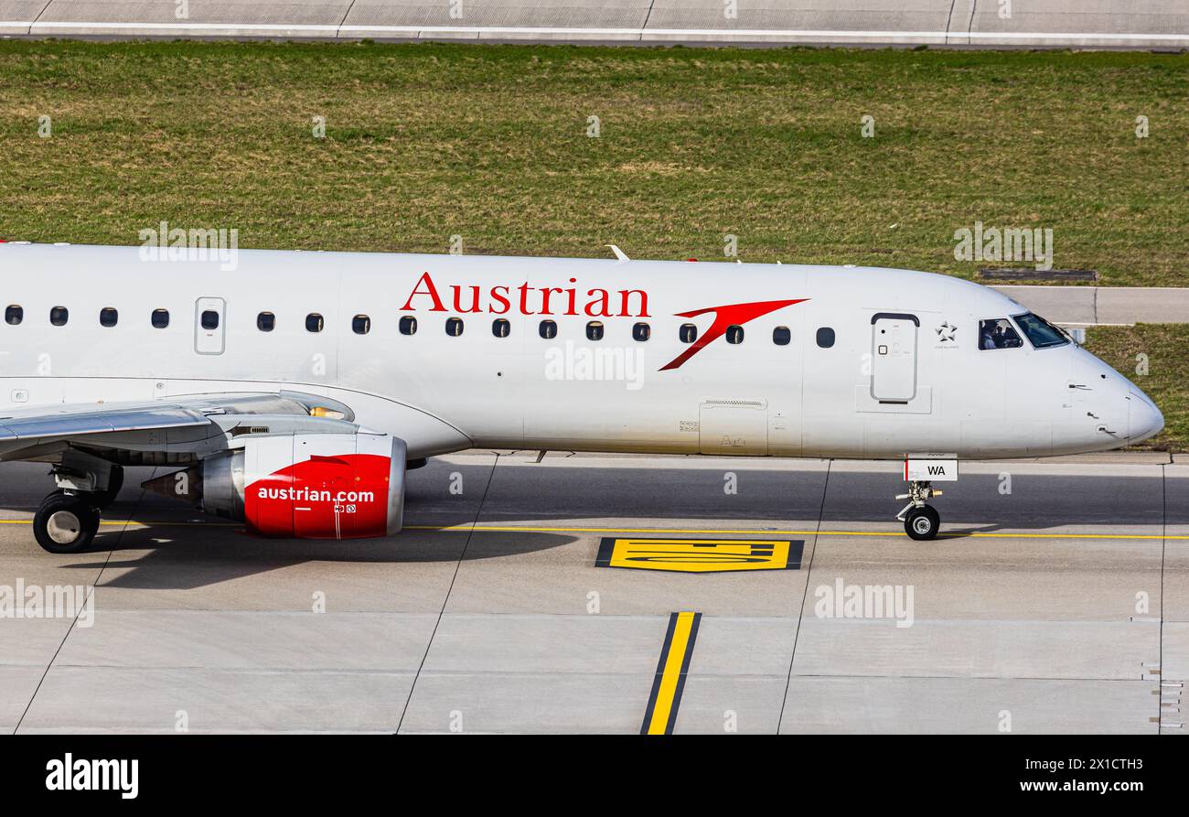 Un Embraer 195LR dai taxi dell'Austrian Airlines alla pista dell'aeroporto di Zurigo. Registrazione OE-LWA. (Zürich, Svizzera, 24.02.2024) Foto Stock
