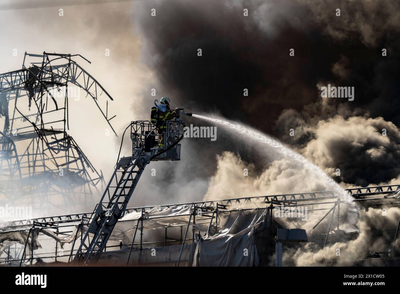 Copenaghen, Danimarca. 16 apr, 2024.incendio in relazione all'incendio della Borsa a Copenaghen martedì 16 aprile 2024. Martedì mattina è stato segnalato un incendio nell'edificio storico di Copenaghen, che era in fase di ristrutturazione. Si prevedeva che la ristrutturazione sarebbe stata completata nell'autunno del 2024 in occasione della celebrazione del 400° anniversario della Borsa. L'edificio fu eretto nel 1620 come edificio commerciale dal re Cristiano IV Crediti: Ritzau/Alamy Live News Foto Stock