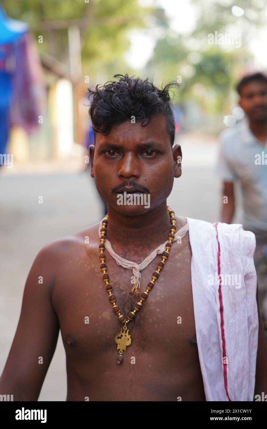 Devoti a Bainan, un villaggio a circa 60 chilometri da Kolkata, celebrano con fervente devozione il Festival Gajan. Il festival indù di una settimana, Foto Stock