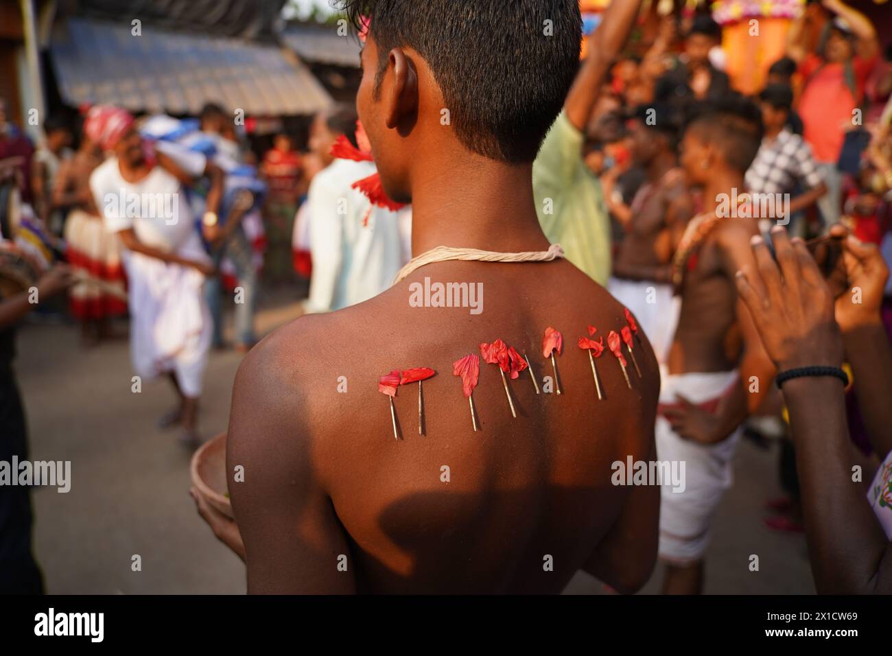 I devoti a Bainan, un villaggio a circa 60 chilometri da Kolkata, celebrano con fervente devozione il Festival Gajan. Il festival indù di una settimana Foto Stock