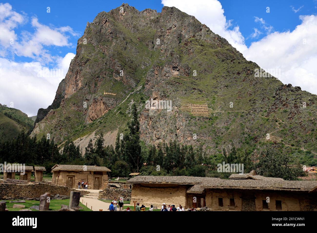 Faccia montagna - Ollantaytambo, - scene turistiche Cusco e Machu Picchu area del Perù - Perù sud-orientale vicino alla Valle Sacra delle Ande Foto Stock