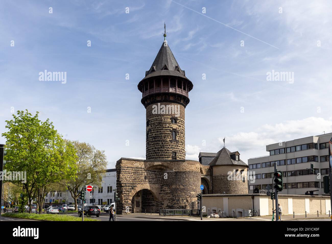 Parte delle mura della città vecchia di Colonia in una luminosa giornata primaverile Foto Stock