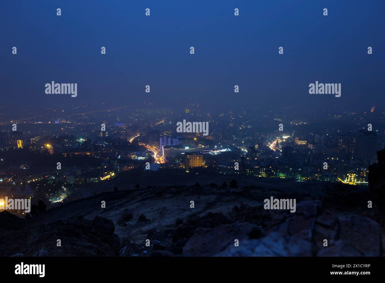 Inquinamento atmosferico e particelle di sospensione a Teheran, capitale dell'Iran. Ciò è dovuto alle condizioni di inversione nelle stagioni fredde. Foto Stock