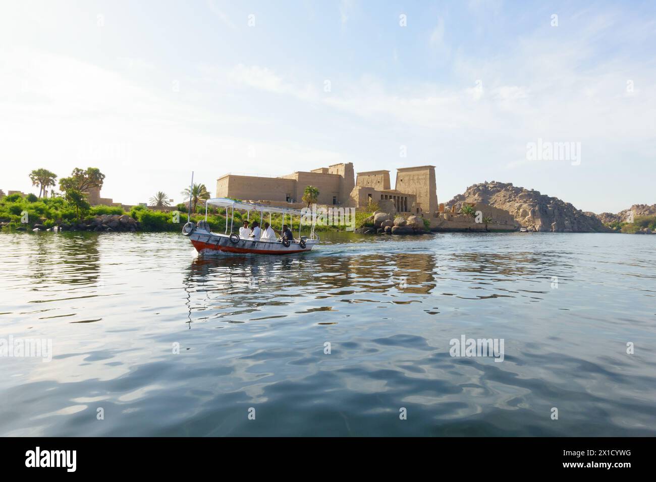 Tour in barca tradizionale di fronte al complesso del Tempio di Philae, all'isola Agilkia e al bacino idrico della diga di Assuan. Luogo di sepoltura di Osiride. Egitto Foto Stock
