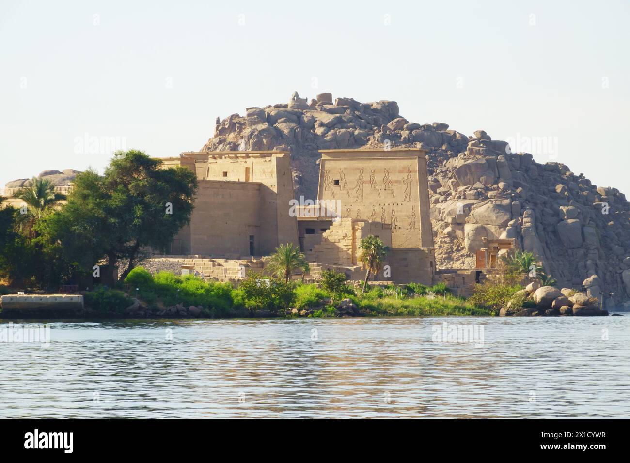 Complesso del Tempio di file, visto dal fiume Nilo, dall'isola di Agilkia, dal bacino idrico della diga di Assuan. Luogo di sepoltura di Osiride. Egitto. Dall'acqua Foto Stock