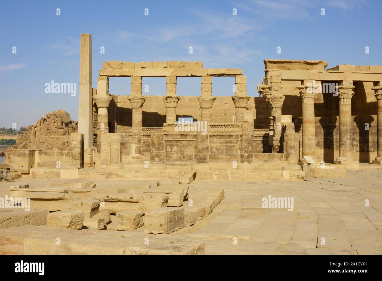 Colonnati orientali, complesso del Tempio di Philae, isola Agilkia, bacino idrico della diga di Assuan. Luogo di sepoltura di Osiride. Egitto Foto Stock