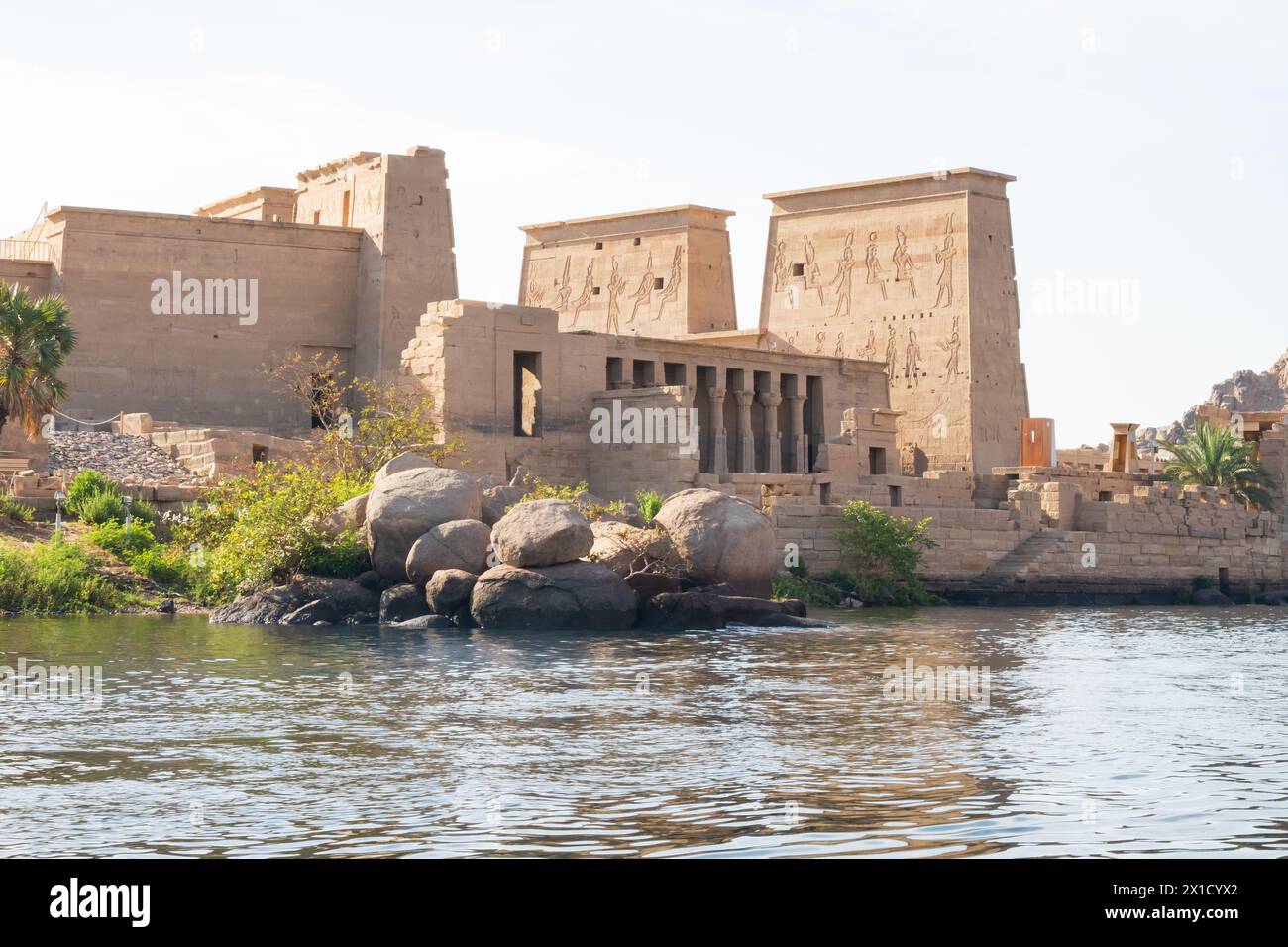 Complesso del Tempio di Philae, isola Agilkia, bacino idrico della diga di Assuan. Luogo di sepoltura di Osiride. Egitto. Dall'acqua Foto Stock