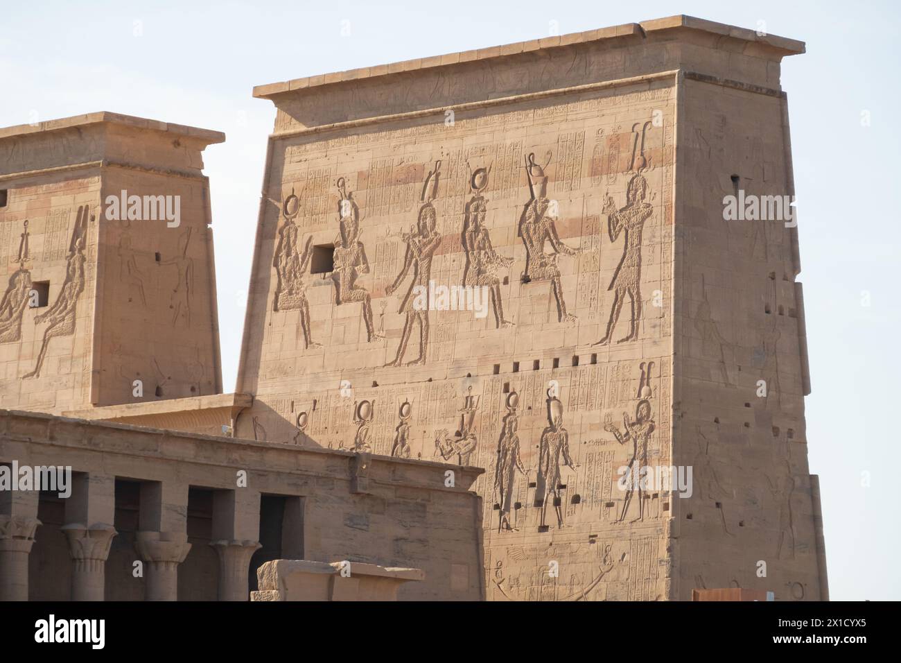 Dettaglio pilone, complesso del Tempio di file, isola Agilkia, bacino idrico della diga di Assuan. Luogo di sepoltura di Osiride. Egitto Foto Stock