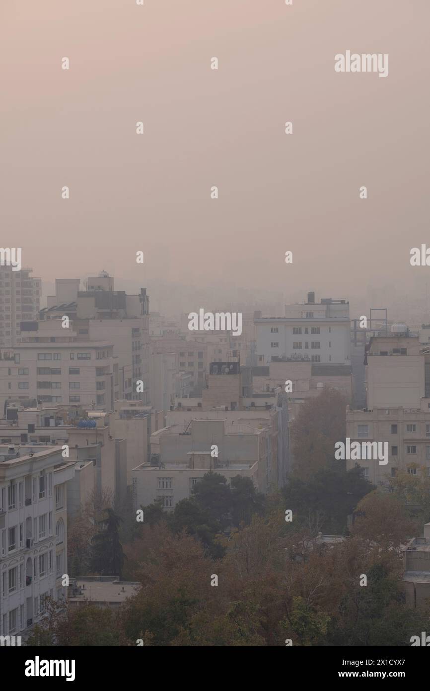 Inquinamento atmosferico e particelle di sospensione a Teheran, capitale dell'Iran. Ciò è dovuto alle condizioni di inversione nelle stagioni fredde. Foto Stock