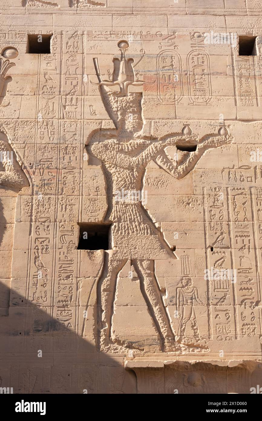 Dettaglio sculture in pilone, complesso del Tempio di file, isola Agilkia, bacino idrico della diga di Assuan. Luogo di sepoltura di Osiride. Egitto Foto Stock