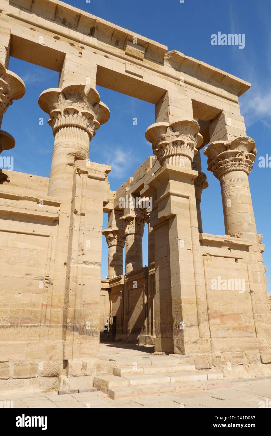 Chiosco di Traiano, complesso del tempio di file, isola di Agilkia, bacino idrico della diga di Assuan. Luogo di sepoltura di Osiride. Egitto Foto Stock