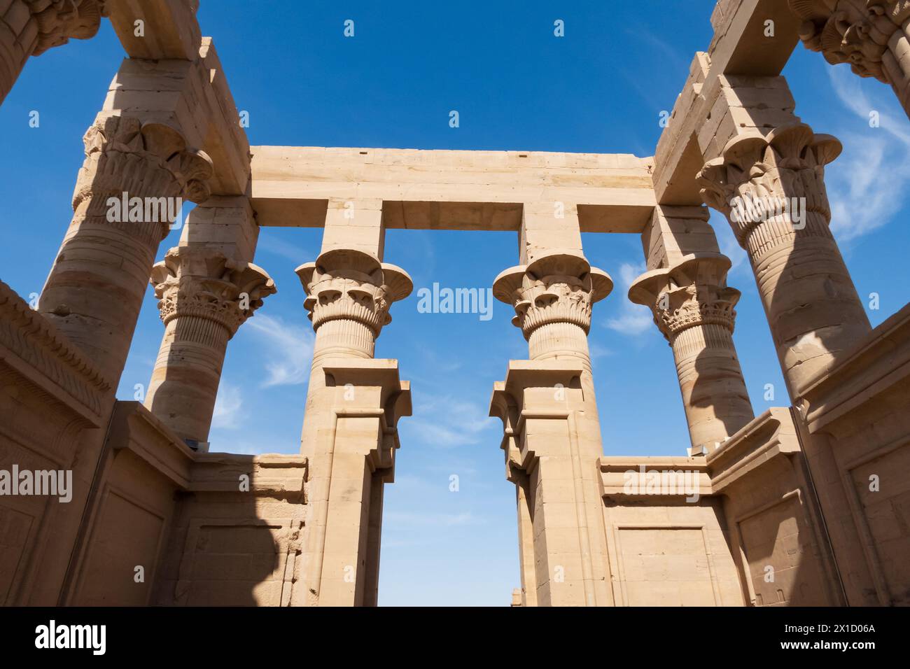 Chiosco di Traiano, complesso del tempio di file, isola di Agilkia, bacino idrico della diga di Assuan. Luogo di sepoltura di Osiride. Egitto Foto Stock