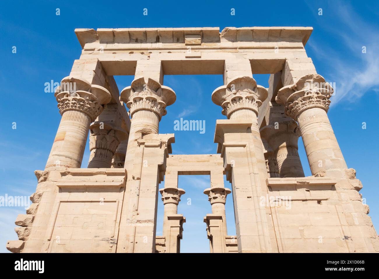 Chiosco di Traiano, complesso del tempio di file, isola di Agilkia, bacino idrico della diga di Assuan. Luogo di sepoltura di Osiride. Egitto Foto Stock