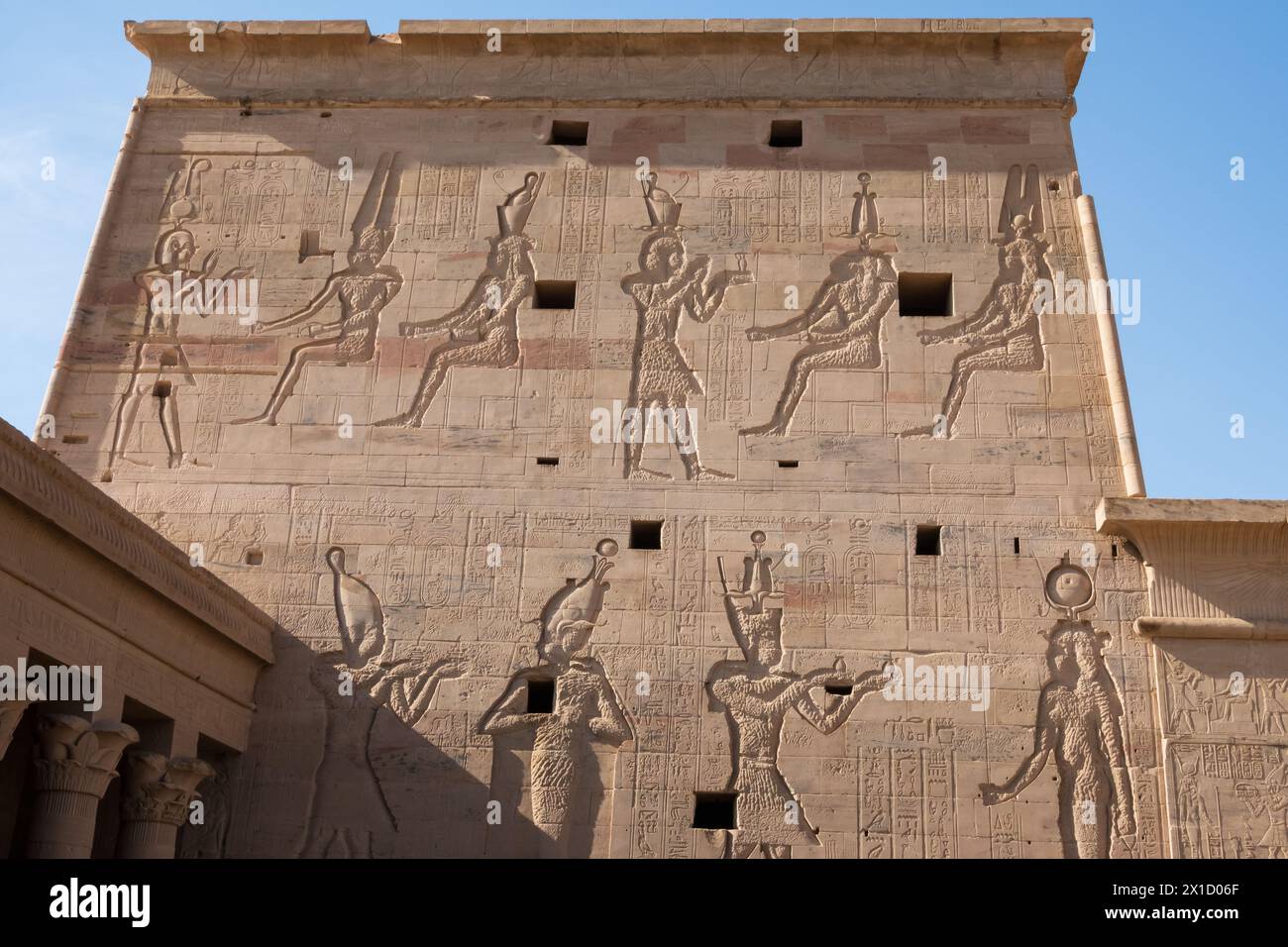 Sculture in pilone, complesso del tempio di file, isola di Agilkia, bacino idrico della diga di Assuan. Luogo di sepoltura di Osiride. Egitto Foto Stock