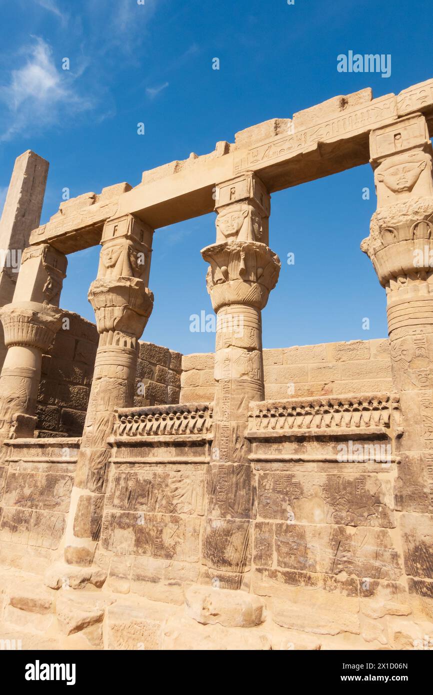 Complesso del Tempio di Philae, isola Agilkia, bacino idrico della diga di Assuan. Luogo di sepoltura di Osiride. Egitto Foto Stock