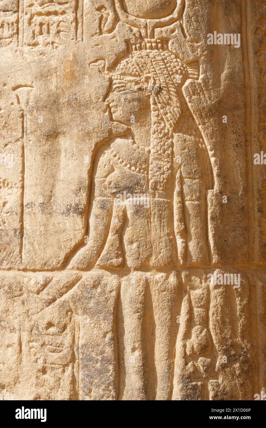 Particolare intaglio di Iside sui colonnati. Complesso del Tempio di Philae, isola Agilkia, bacino idrico della diga di Assuan. Luogo di sepoltura di Osiride. Egitto Foto Stock