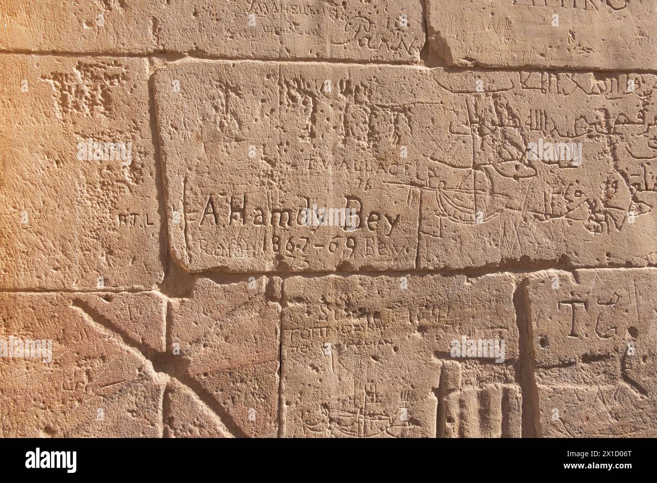 Vecchi graffiti sulle pareti, complesso del Tempio di Philae, isola Agilkia, bacino idrico della diga di Assuan. Luogo di sepoltura di Osiride. Egitto Foto Stock
