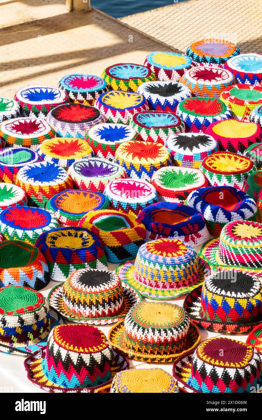 Colorate copricapi arabe tradizionali in vendita ai turisti, complesso del Tempio di file, Isola di Agilkia, bacino idrico della diga di Assuan. Luogo di sepoltura di Osiride. Egitto Foto Stock