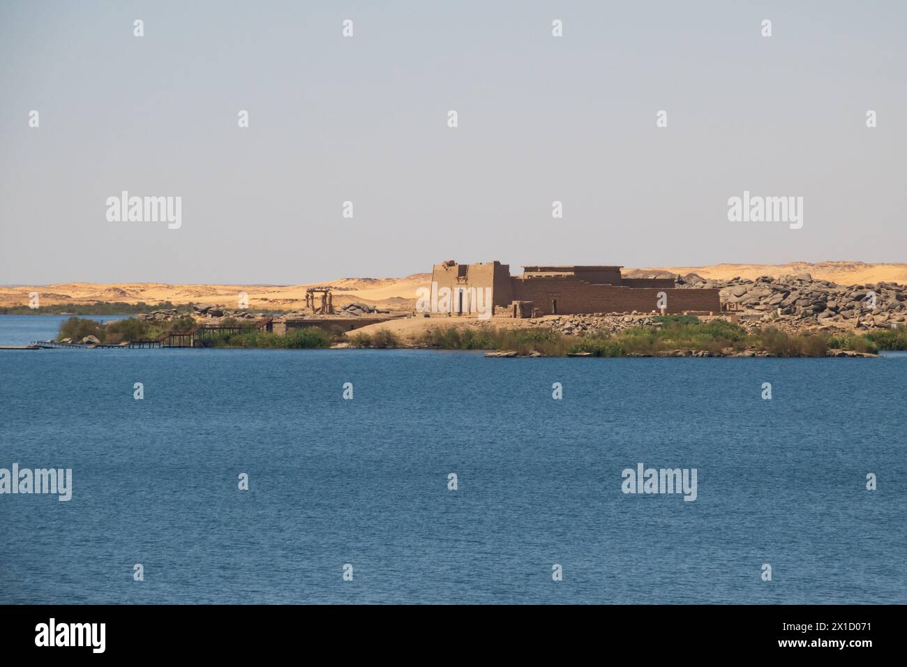 Tempio di Kalabsha sulle rive del lago Nasser, dalla diga di Assuan. Egitto Foto Stock