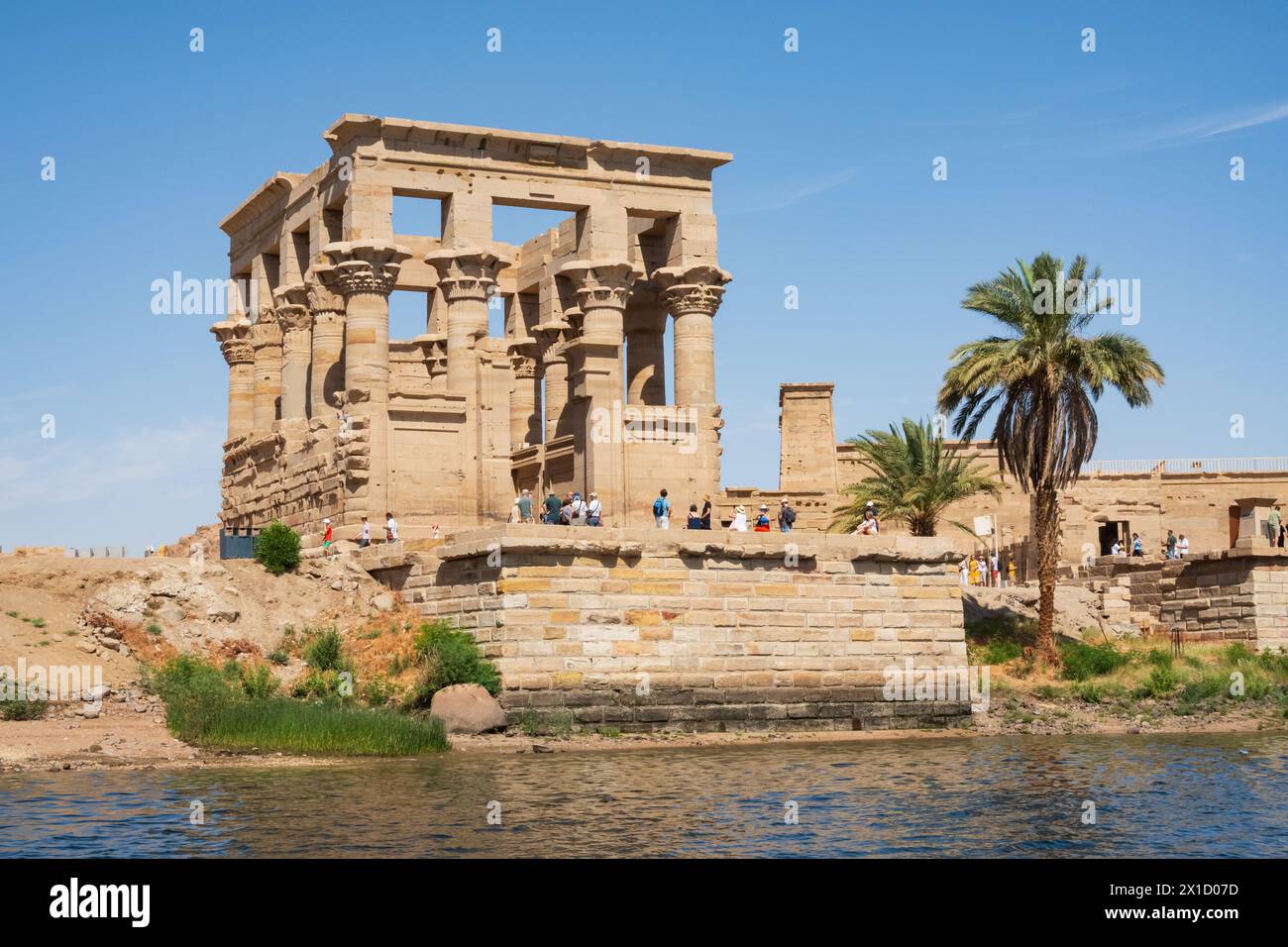 Chiosco di Traiano visto dall'acqua. Complesso del Tempio di Philae, isola Agilkia, bacino idrico della diga di Assuan. Luogo di sepoltura di Osiride. Egitto Foto Stock