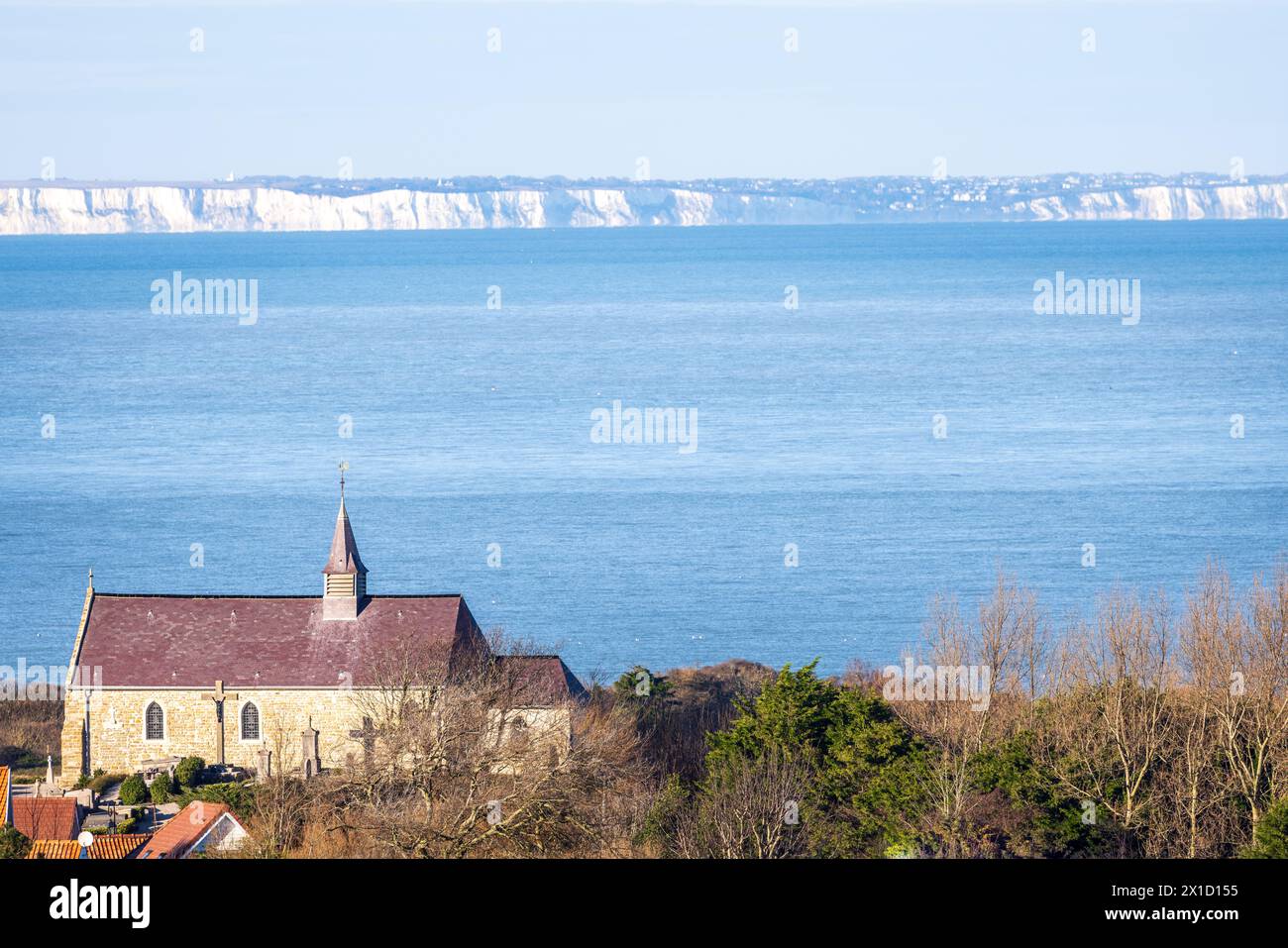 L'église de Tardinghen et les Côtes anglaises depuis la Côte d'Opale, Francia, Pas de Calais, hiver Foto Stock