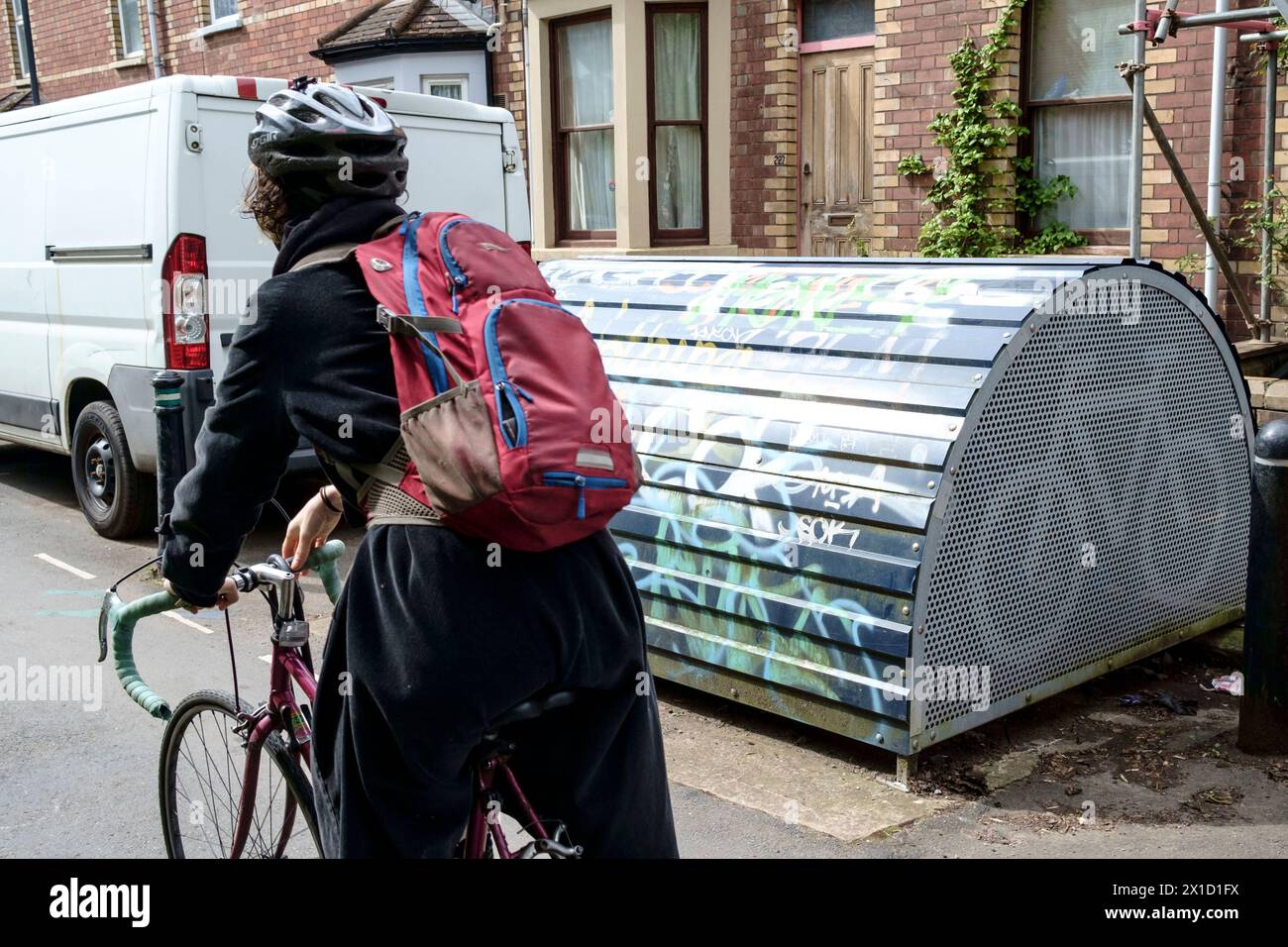 Intorno a St Werburgh's, un sobborgo di Bristol, Regno Unito, Un ripostiglio per biciclette o su un gancio per bici da strada e un ciclista Foto Stock