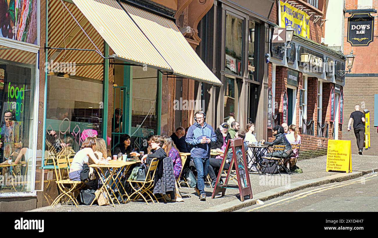 Glasgow, Scozia, Regno Unito. 16 aprile 2024: Regno Unito Meteo: Caffè vicino alla stazione di Queen Street al sole. Soleggiato in città mentre la gente camminava sulla capitale dello shopping e sulla strada stile della Scozia, Buchanan Street. Credit Gerard Ferry/Alamy Live News Foto Stock