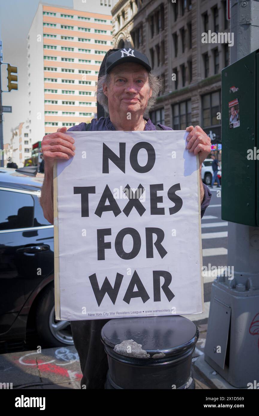 STATI UNITI. 15 aprile 2024. A New York una coalizione di gruppi anti-guerra si riunì fuori dagli uffici dell'IRS a Manhattan il 15 aprile 2024 chiedendo di non pagare tasse per la guerra e il militarismo. Le resistenze alle tasse di guerra stanno scendendo in strada per chiedere la fine del genocidio e della guerra infinita. Stanno cedendo dalle tasse che finanziano la guerra e investono nelle persone, nel pianeta e nella giustizia. (Foto di Erik McGregor/Sipa USA) credito: SIPA USA/Alamy Live News Foto Stock